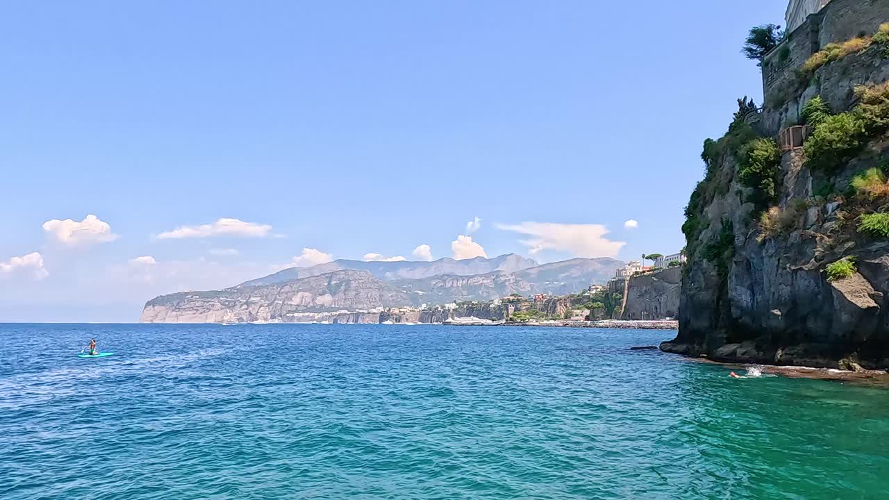 소렌토 (sorrento) 의 그림 같은 해안선을 따라 보트 타기