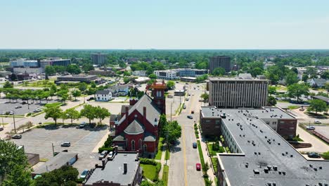 verano sobre el centro de muskegon - mirando a través de los edificios antiguos