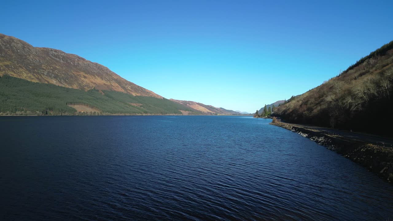 loch lochy scotish highlands의 호숫가에서 여행자 위를 날다