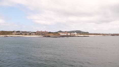 mirando la costa de corea del sur desde el océano