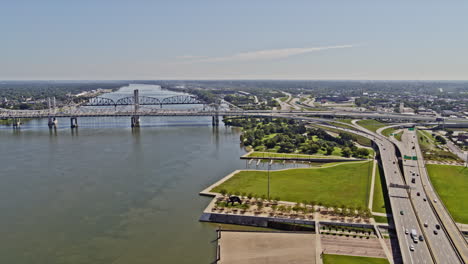 Antena-V19-De-Louisville-Kentucky-Volando-A-Lo-Largo-De-La-Orilla-Del-Río-Ohio-Hacia-Un-Gran-Césped-En-El-Parque-Frente-Al-Mar-Junto-A-Puentes-Famosos---Filmada-Con-Una-Cámara-Inspire-2,-X7---Agosto-De-2020