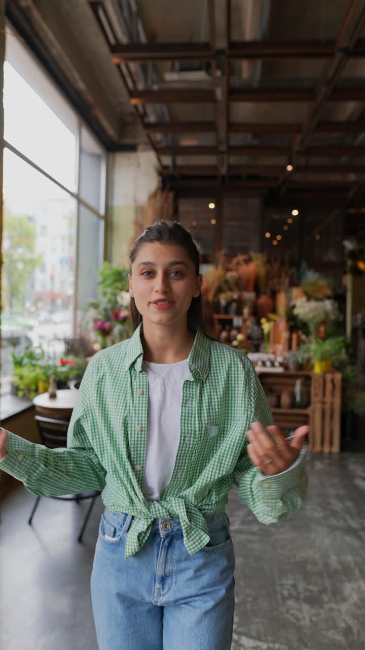 mujer en una tienda de flores