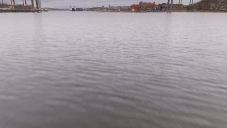 Das-Hochklappen-Des-Drohnen-Dollys-über-Dem-Fluss-Göta-Älv-Zeigt-Das-Ikonische-Älvsborgsbron-In-Göteborg