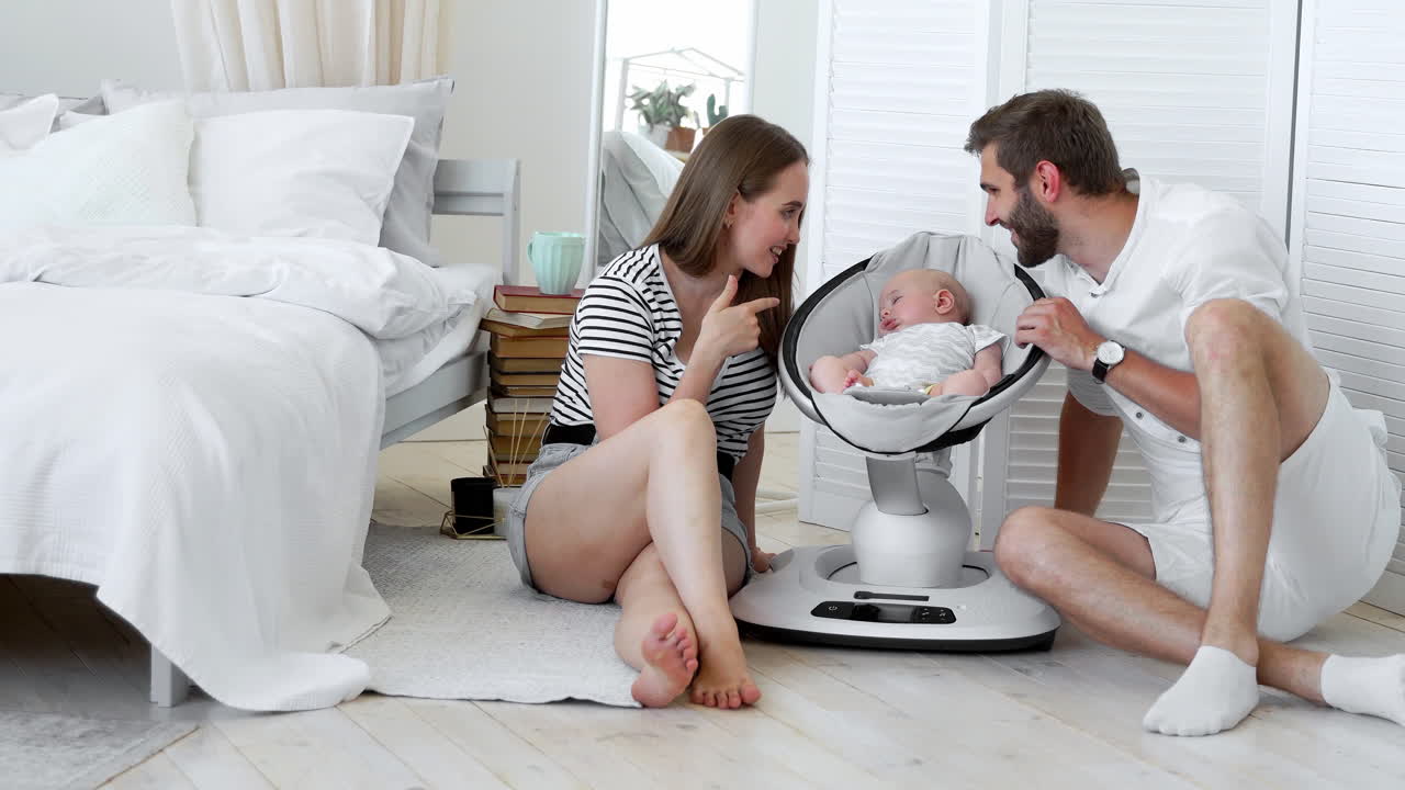 행복 한 부모 들 이 집 에서 침대 에 자고 있는 아기 를 지켜보고 있는 포트레이트