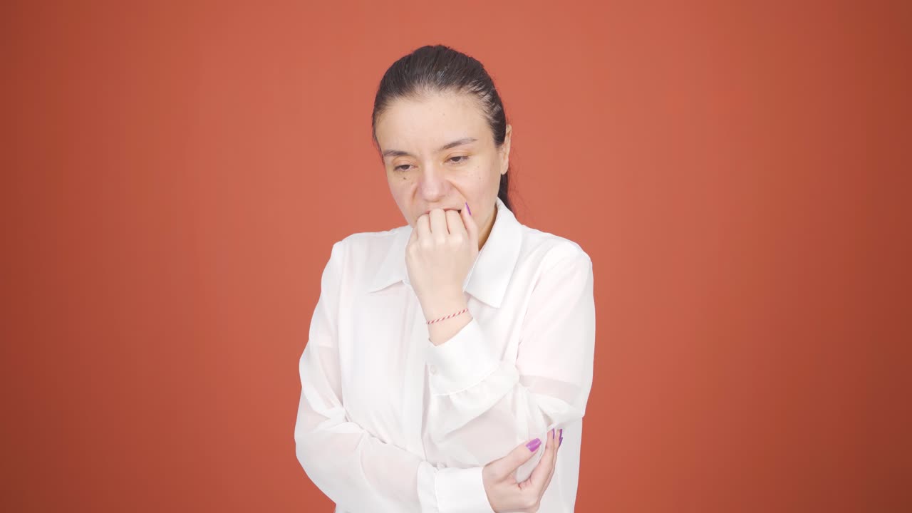 그 여자는 손 ⁇ 을  ⁇ 고 있습니다.