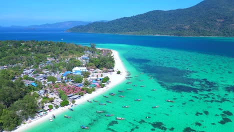 los barcos de cola larga de la playa en el agua turquesa