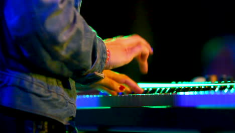 músico tocando el teclado en el escenario