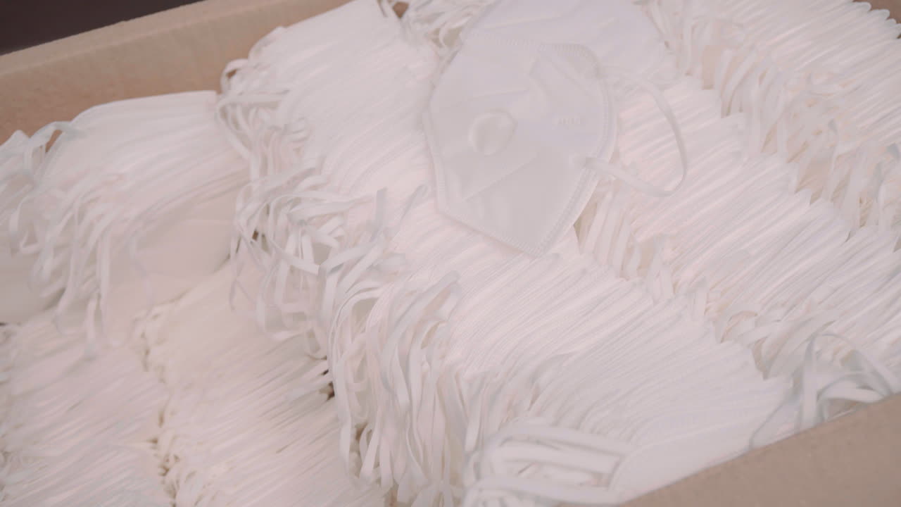 caja llena de mascarillas, tipo h95