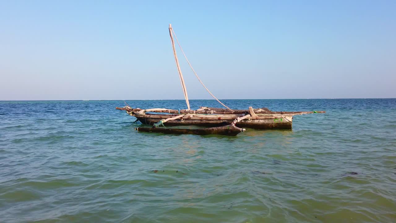 디아니 해변 의 전통적 인 배 - 갈루 해변 - 케냐, 아프리카