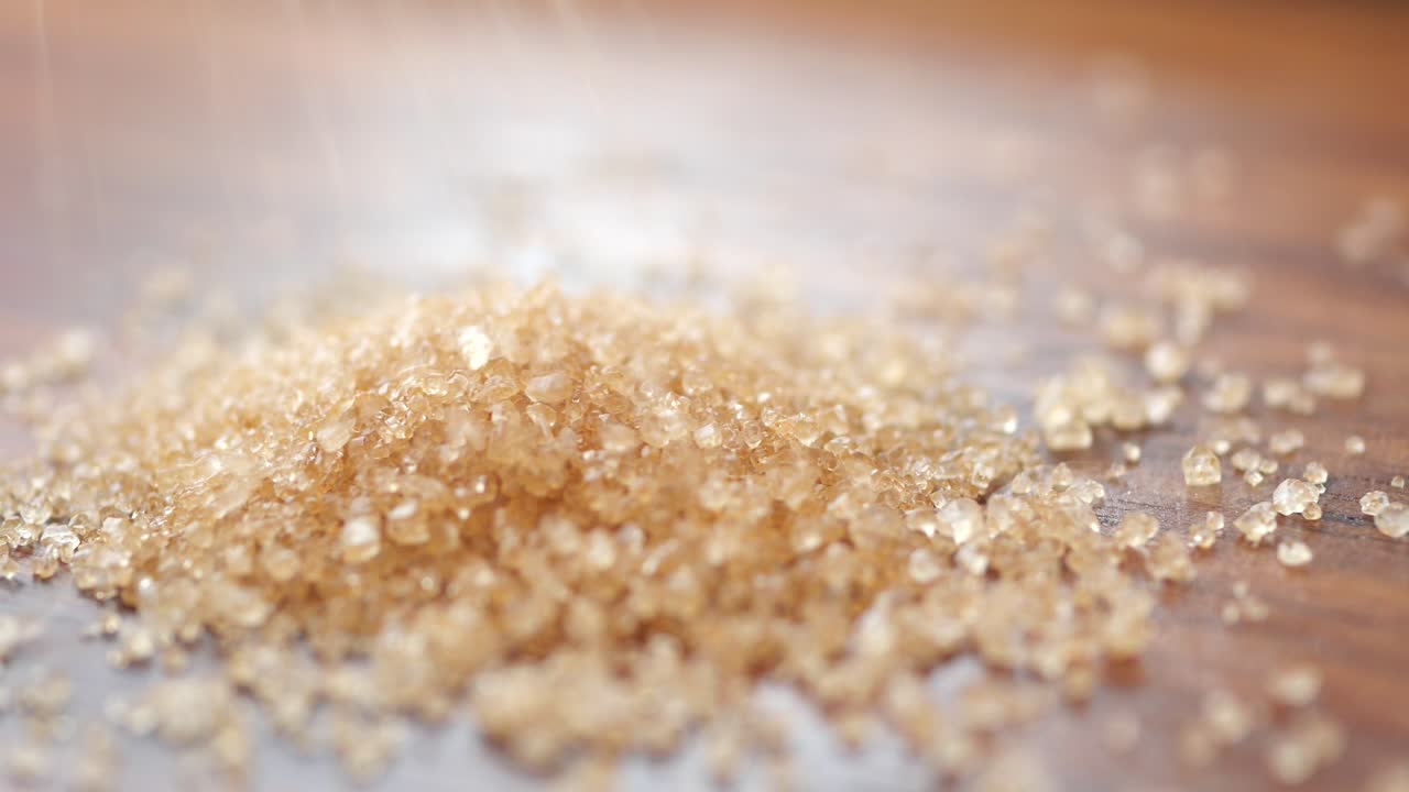 cristales de azúcar marrón en superficie de madera