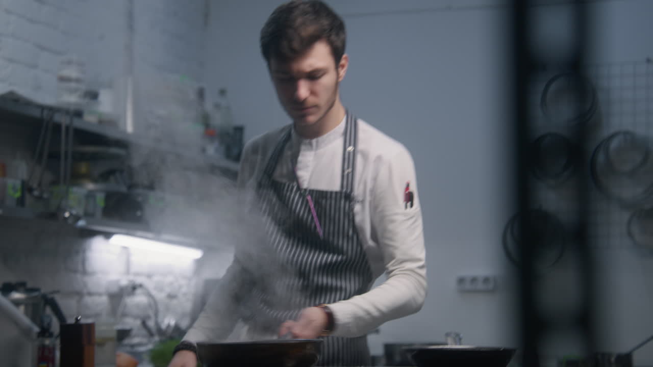 chef cocinando en la cocina de un restaurante