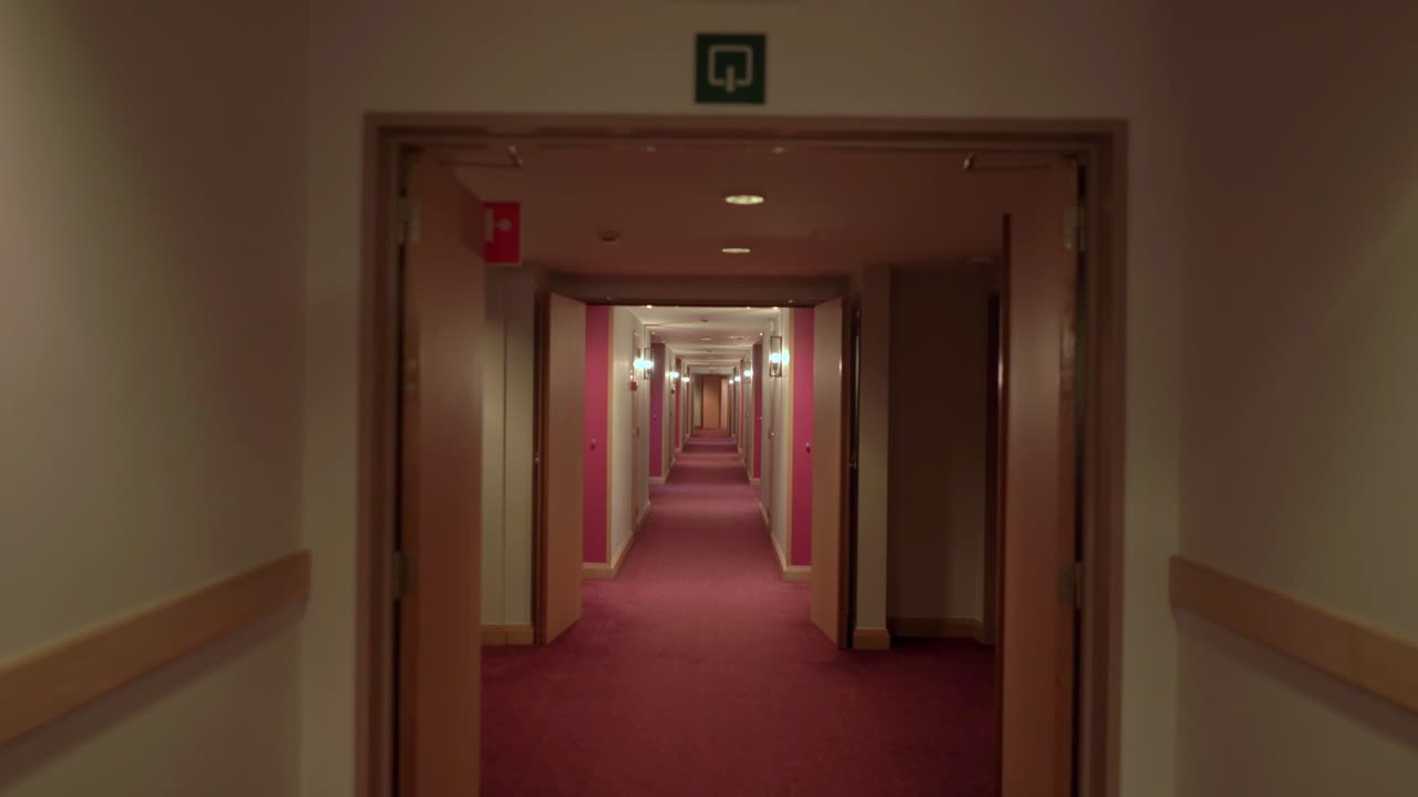 무서운, 버려진 호텔에서 불길한 통로를 따라  ⁇ 고