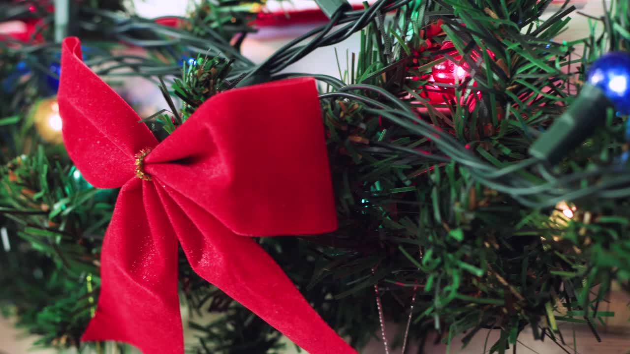 luces de navidad multicolores guirnaldas en una rama verde