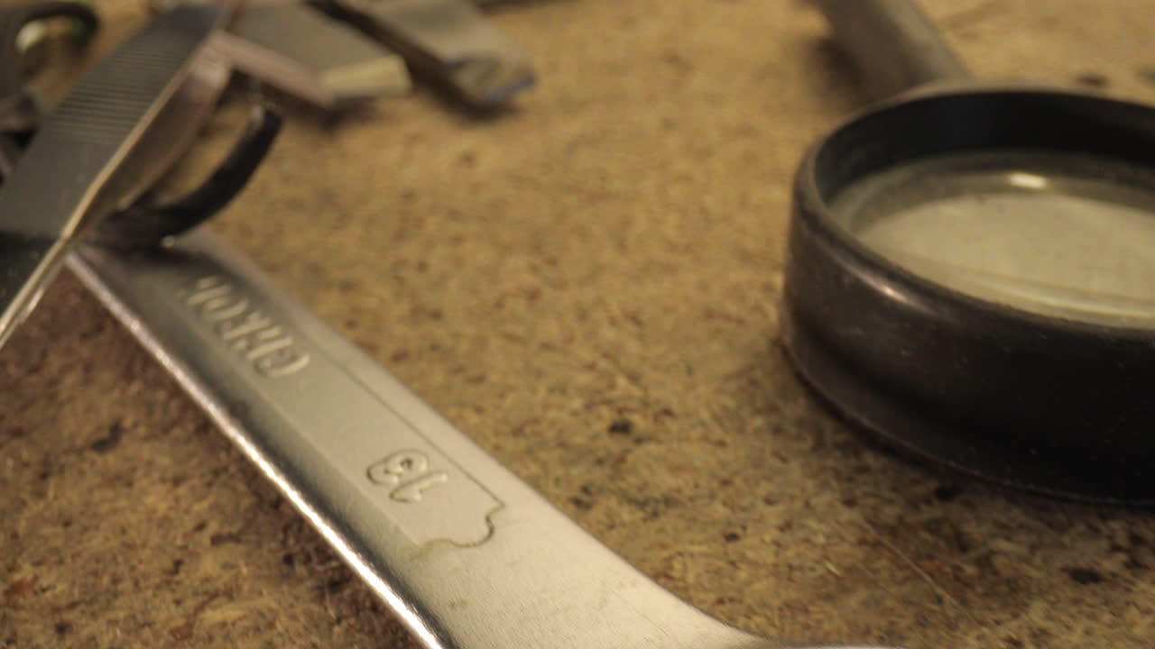 herramientas de hardware de metal, multímetro, concepto de industria de destornilladores, disparo macro