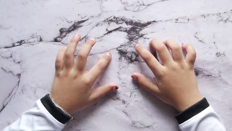 vista de arriba de la mano del bebé en la mesa