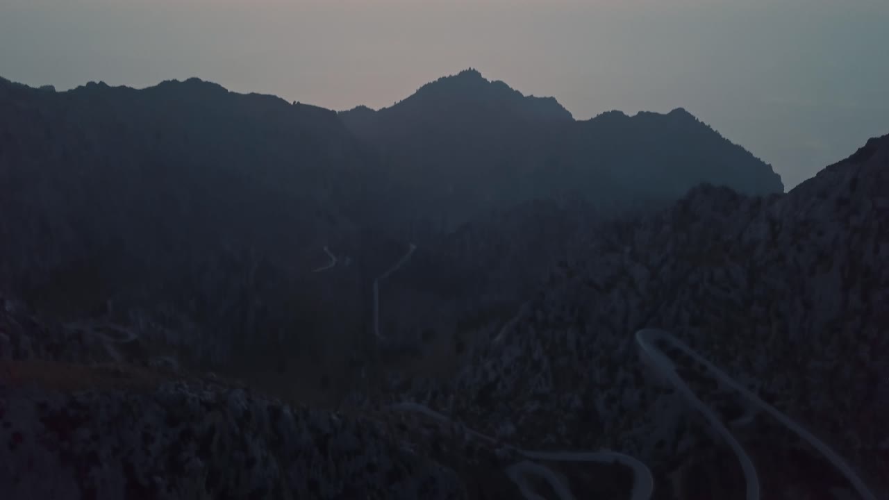 nus de sa corbata en un enorme atardecer, es una espectacular carretera panorámica en forma de serpiente con curvas y paisajes rocosos a través del mediterráneo