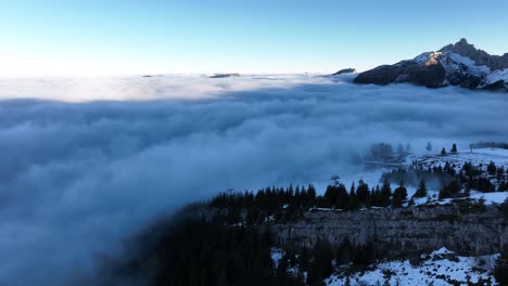 Mar-De-Nubes-En-Una-Estación-De-Esquí-De-Montaña-Por-La-Mañana