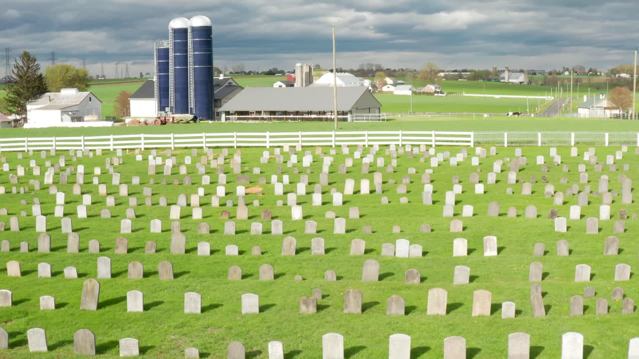 미국 펜실베니아 랭커스터 카운티의 농장에 있는 아미쉬 묘지 묘지 경계