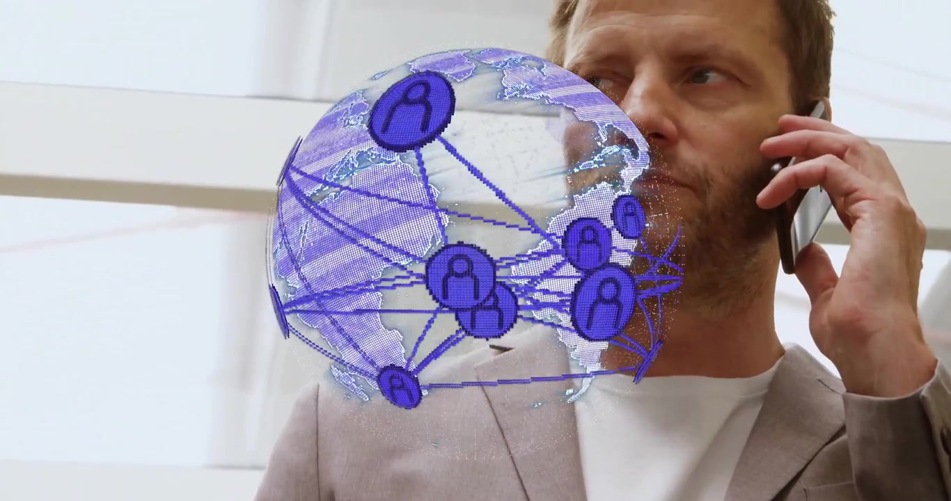 Uomo adulto maturo che tiene uno smartphone all'orecchio in ufficio, mostrando una sovrapposizione di rete tecnologica a globo digitale