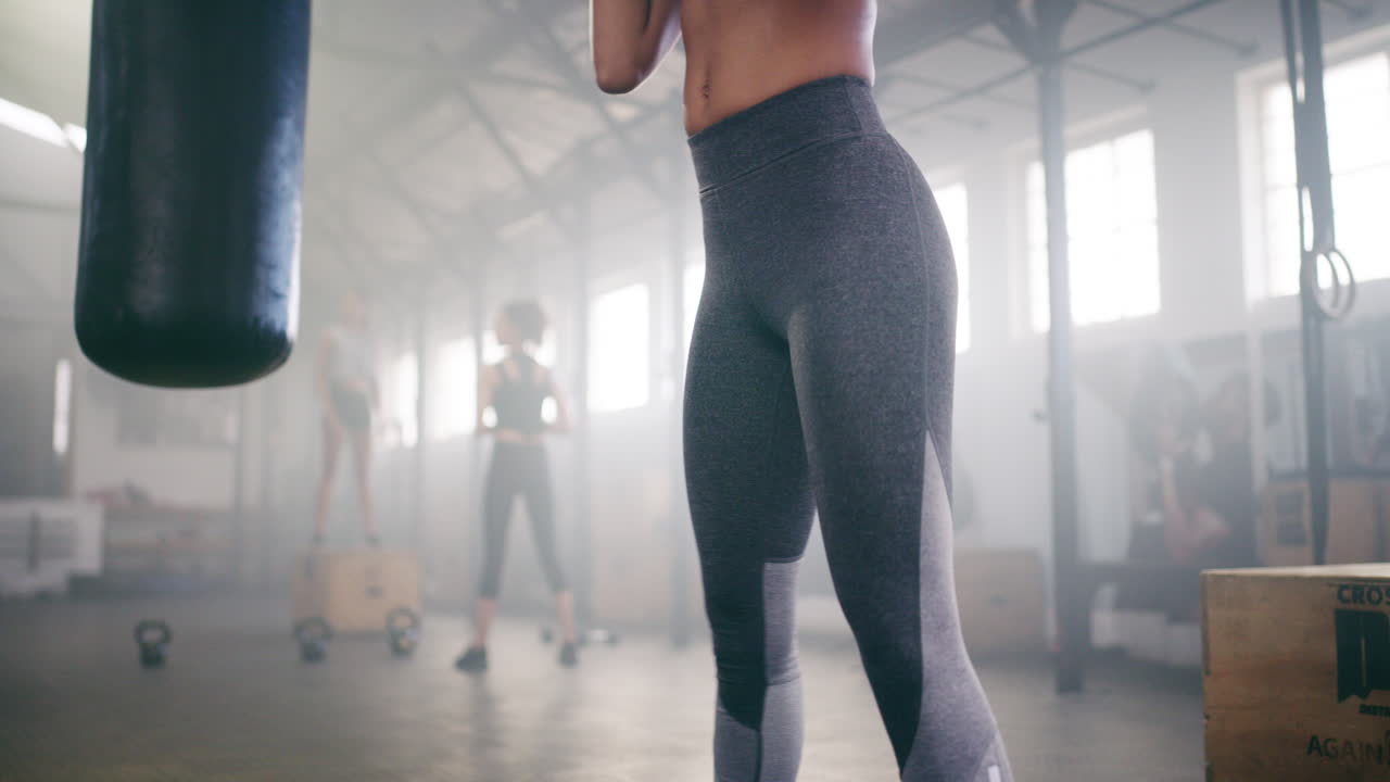 체육관 에서 여자 들 의 운동