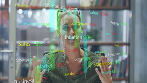 animación del procesamiento de datos sobre mujer de negocios caucásica en la oficina