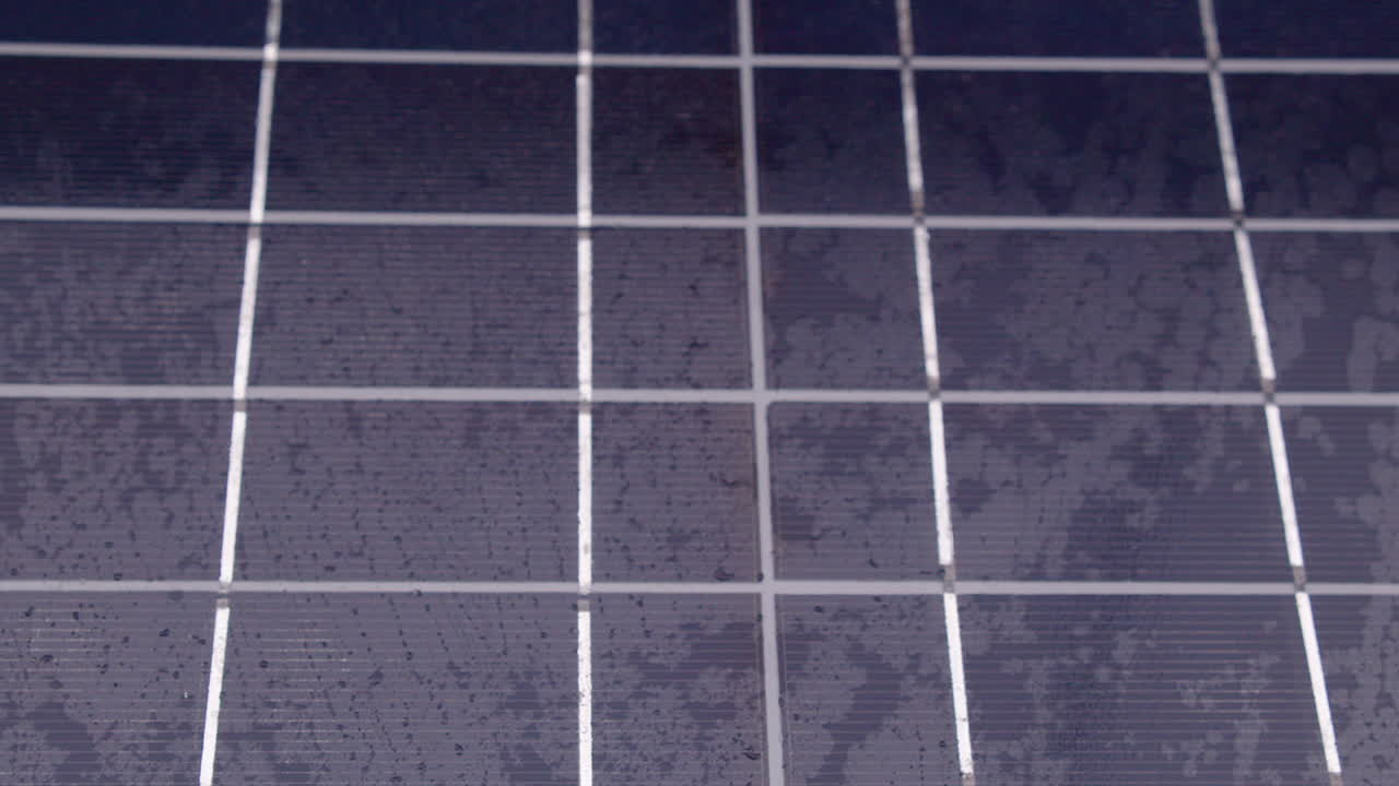 클로즈업:  ⁇ 은 청소 천으로 청소 된 파란 타일 카운터  ⁇