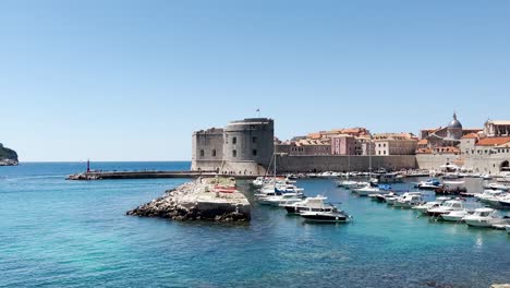 el casco antiguo de dubrovnik con su antiguo puerto lleno de barcos en un hermoso día soleado.