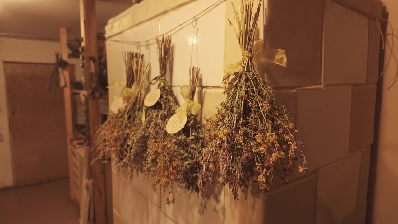 Scena interna vintage con erbe appese, estetica artigianale di campagna