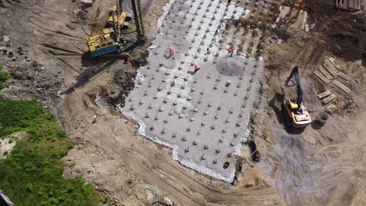 filmación aérea del sitio de construcción del desarrollo de viviendas y de la infraestructura vial