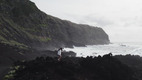 Mujer-Por-Costa-Rocosa,-Azores,-Ponta-Da-Ferraria-Olas-Rompiendo