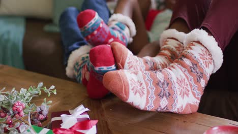 primer plano de una familia afroamericana jugando con calcetines