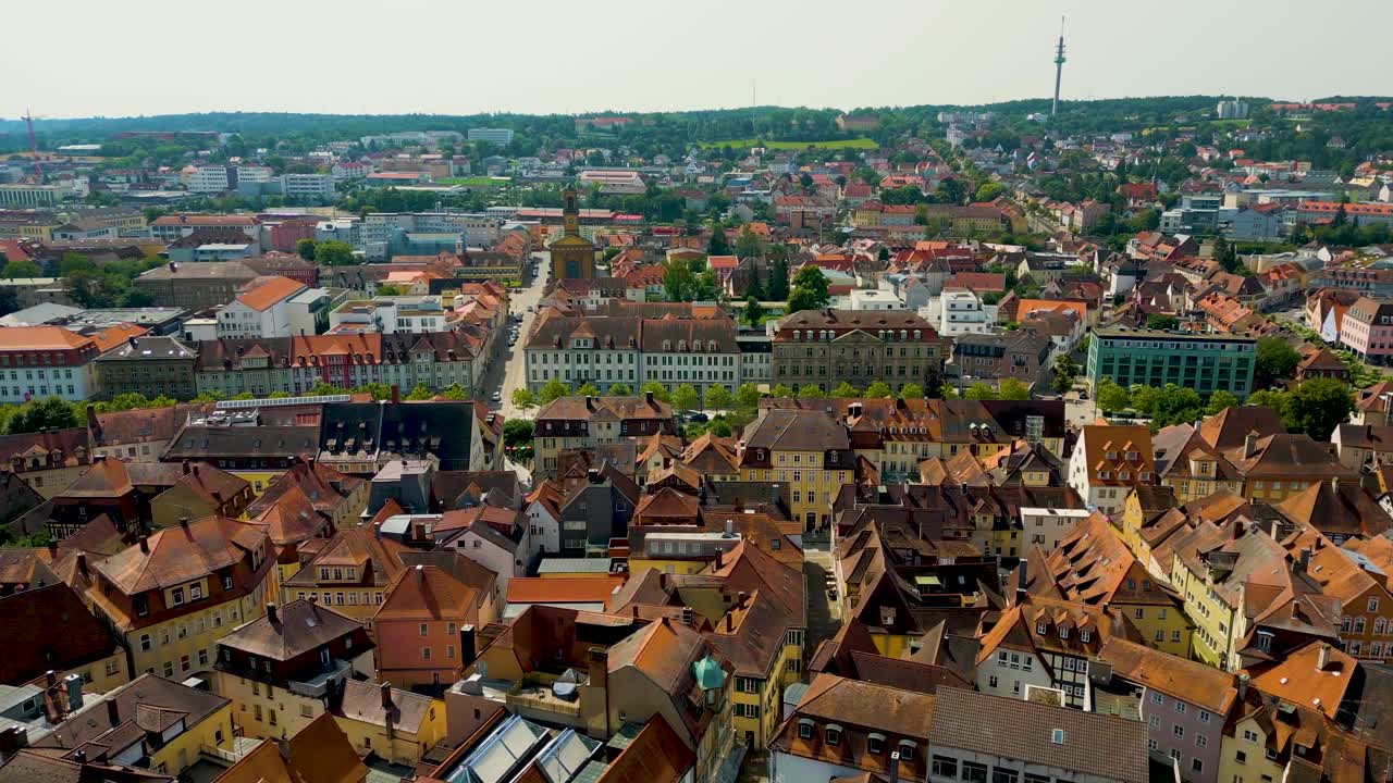 독일 안스바흐 시내의 도시 성벽 밖의 산책로의 4k 항공 드론 비디오