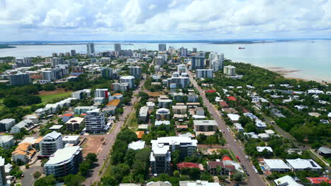 drones aéreos de los suburbios costeros vuelan cerca de la ciudad de darwin, costa de australia, al mediodía.