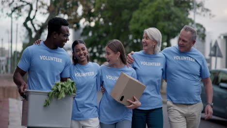 Voluntario-De-La-Ciudad,-Caminando-Y-Gente-Feliz-Abrazo.