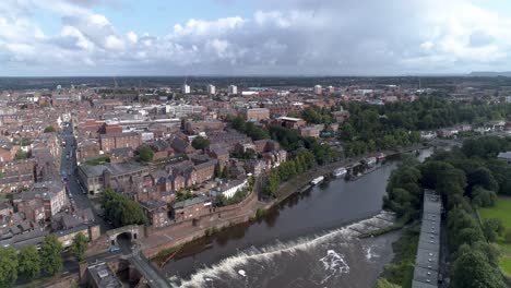 Toma-Aérea-Del-Río-Dee-Sobre-Una-Presa-En-Chester,-Inglaterra