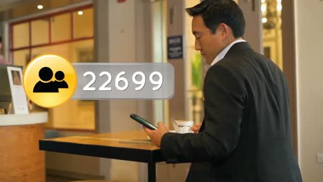 hombre de negocios sentado en un restaurante enviando mensajes de texto en su teléfono