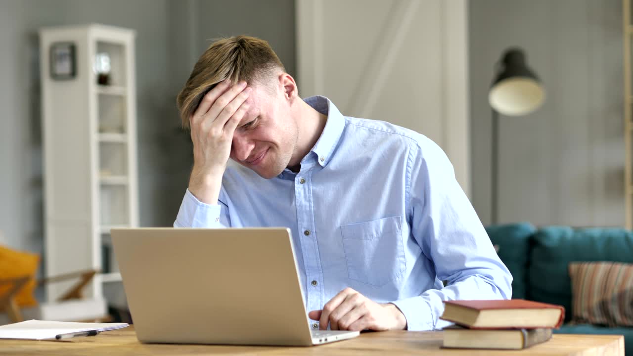 hombre de negocios reaccionando a la pérdida financiera en el comercio de la bolsa de valores