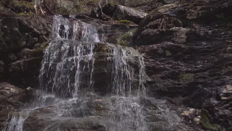 Un-Tiro-De-Catarata-Cae-En-El-Mt