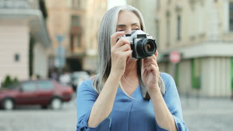 Cerca-De-Una-Turista-Mayor-Tomando-Fotos-En-El-Centro-De-La-Ciudad