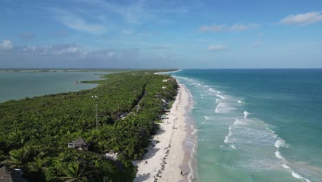 Antenne-Erhebt-Sich-Vom-Weißen-Pulversandstrand-In-Boca-Paila,-Tulum,-Mexiko