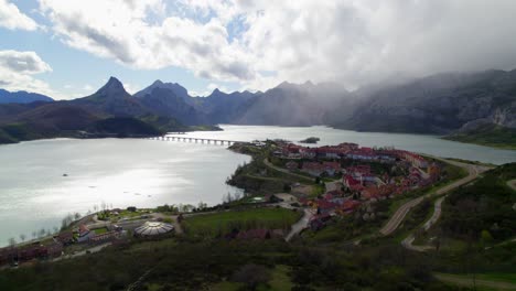 Toma-Aérea-De-La-Aldea-De-Riaño-En-La-Provincia-De-Castilla-Y-León-En-España,-Situada-En-Un-Depósito-De-Agua-En-La-Cordillera-Cantábrica