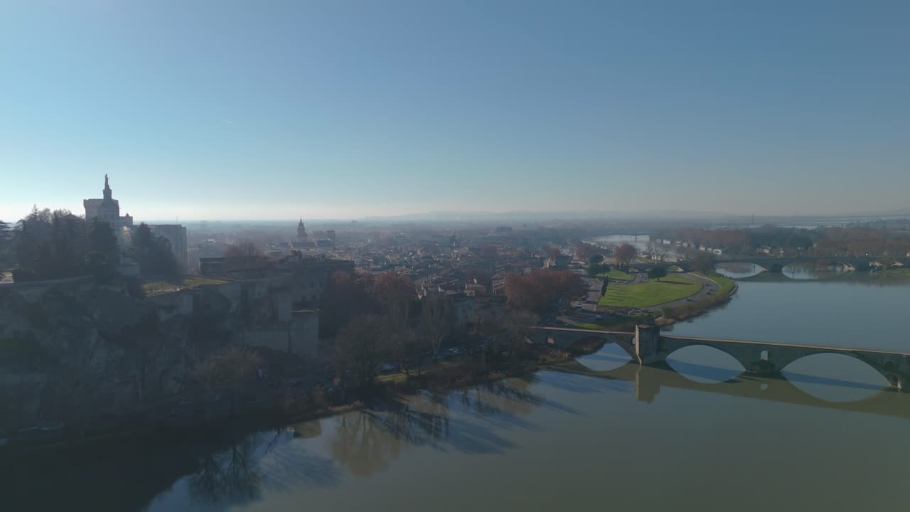 드론이 프랑스의 아비 도시 위를 날아다니고 있다.