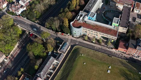 toma aérea de un dron del puente en arco sobre archway road london