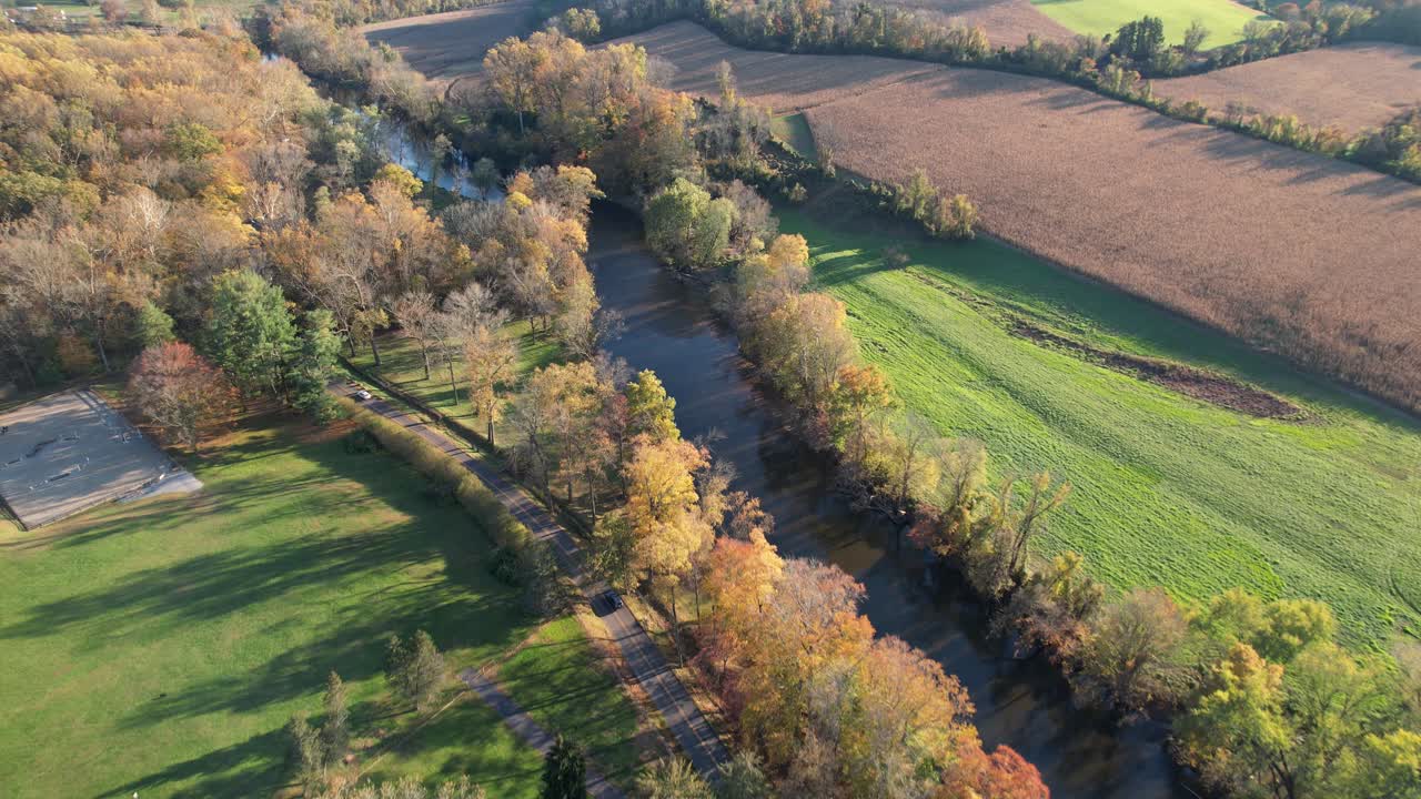 осенние листья от дрона над речной долиной