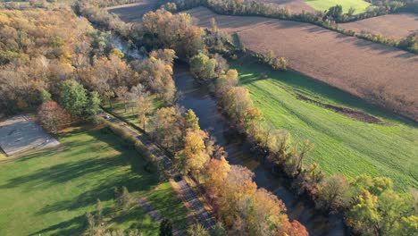 Hojas-De-Otoño-Del-Dron-Sobre-El-Valle-Del-Río