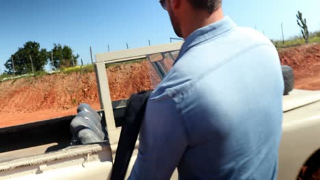 entrando en el coche hombre 4k