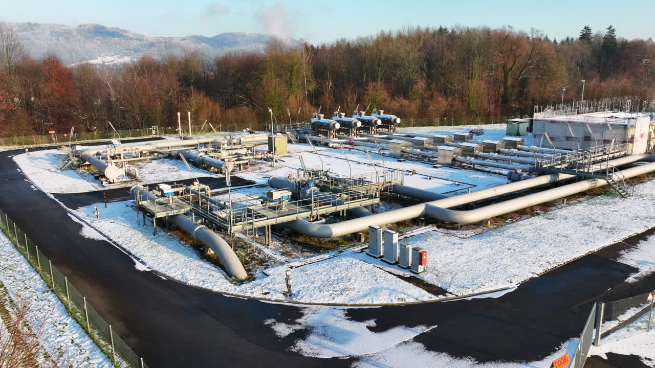 con instalación de gas cubierto de nieve en un día de invierno en wallbach suiza