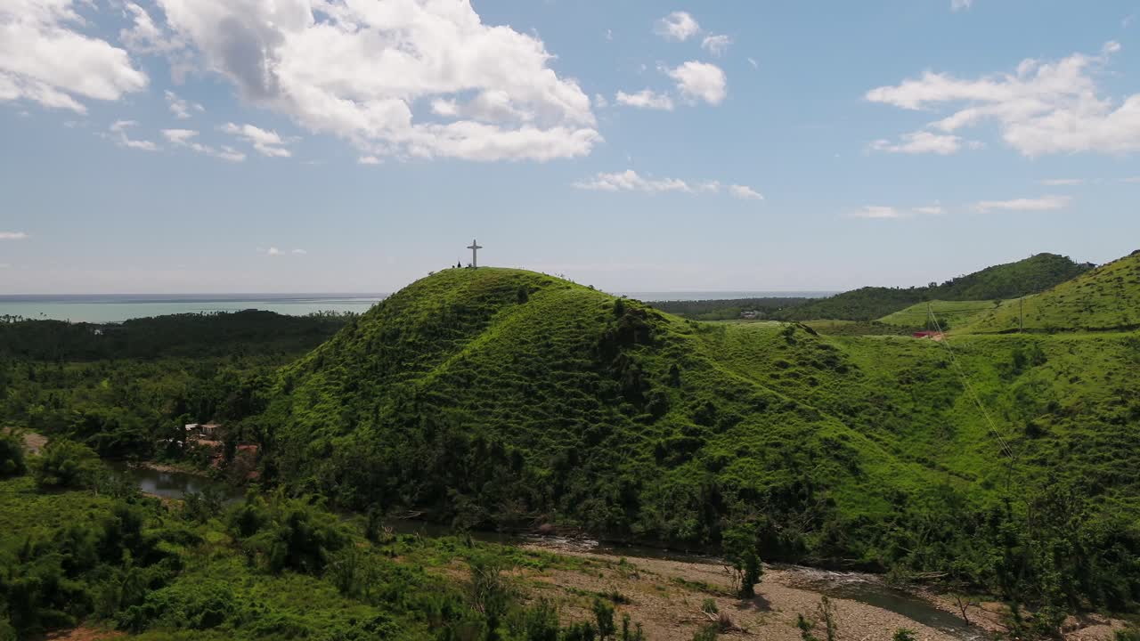 바다 옆 언덕에 위치한 십자가에 접근