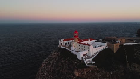 Luftaufnahme-Des-Leuchtturms-Cabo-De-Sao-Vicente-Auf-Der-Felsigen-Landzunge-In-Sagres,-Portugal