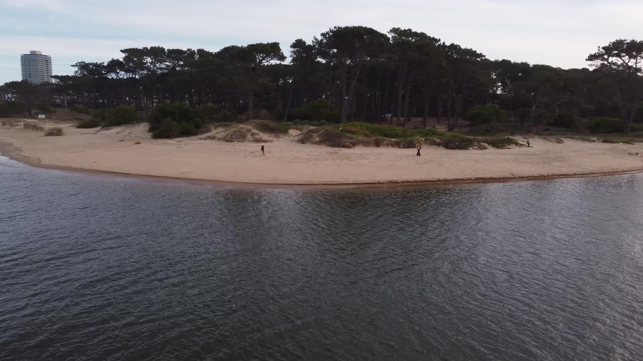 Bambini che giocano con l'aquilone sulla riva del fiume Maldonado in Uruguay